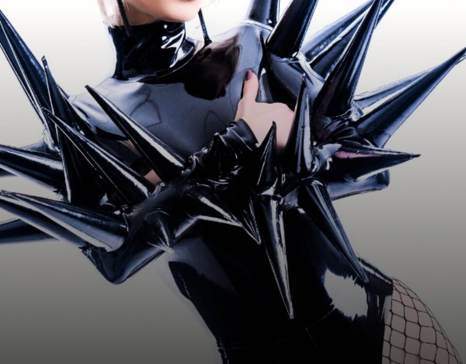 Contessa Kali in einem Stachoutfit